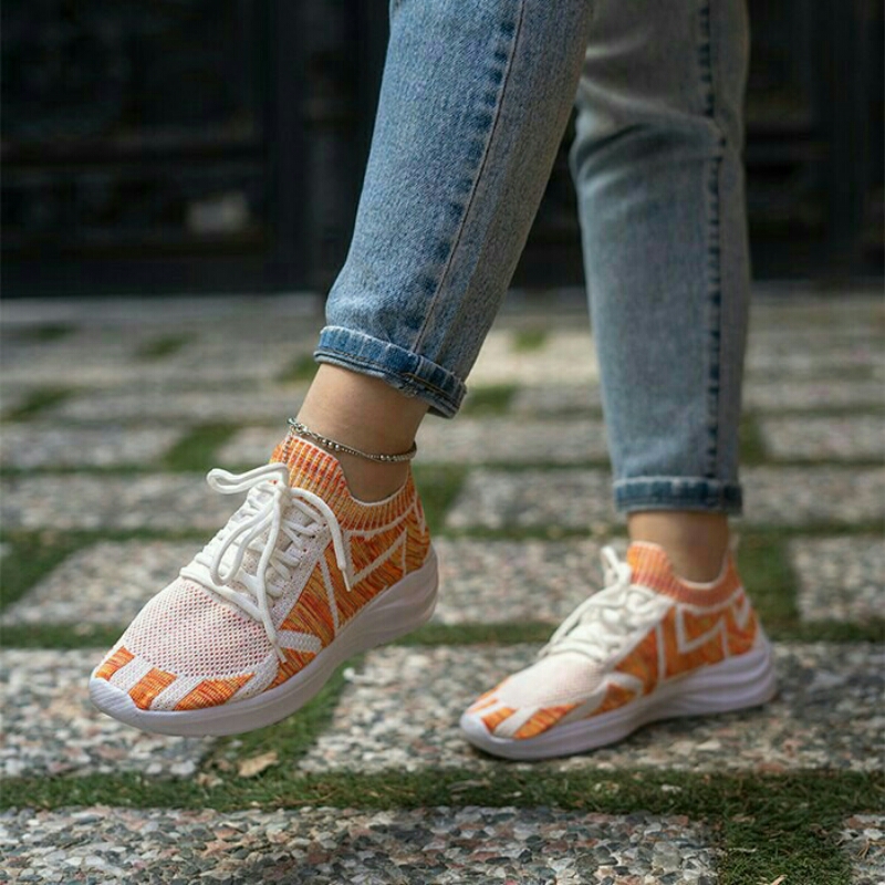 كفش ورزشي زنانه سفيد نارنجي